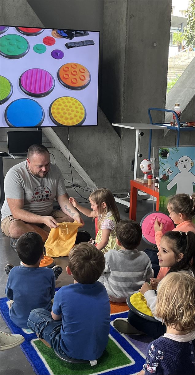 Un médiateur explique aux enfants - La Turbine sciences