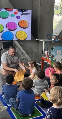 Un médiateur explique aux enfants - La Turbine sciences