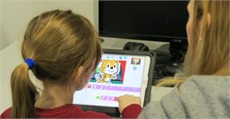 Une fille programme Scratch junior en compagnie de sa mère - La Turbine sciences