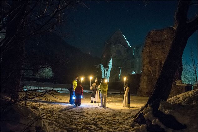 Viste de l'Abbaye d'Aulps aux flambeaux - Yvan Tisseyre / OT Vallée d'Aulps