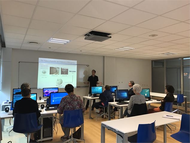 photo d'un groupe à l'atelier numérique - Atelier numérique de la ville de Cognin