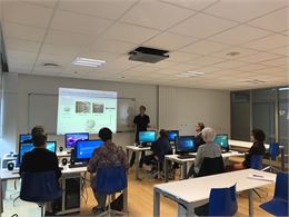 photo d'un groupe à l'atelier numérique - Atelier numérique de la ville de Cognin