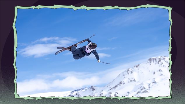 Skieur réalisant figure en l'air dans le cadre du Slopestyle - Tignes développement