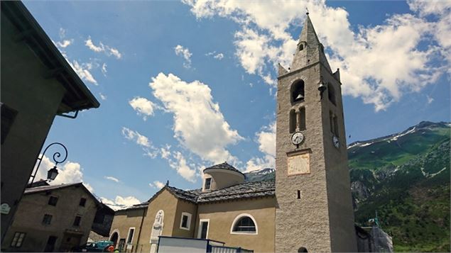 Vue extérieure de l'église saint michel et son clocher