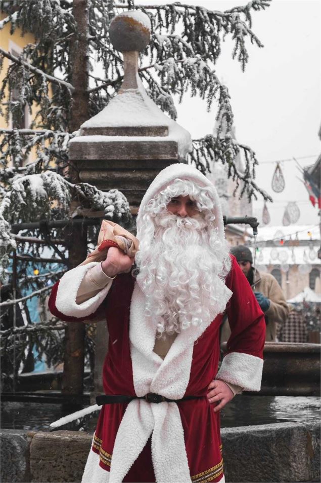 Père Noël devant la fontaine du village - A.Lombard - OTHMV
