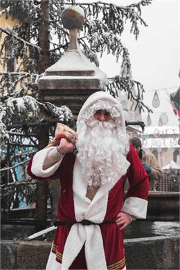 Père Noël devant la fontaine du village - A.Lombard - OTHMV