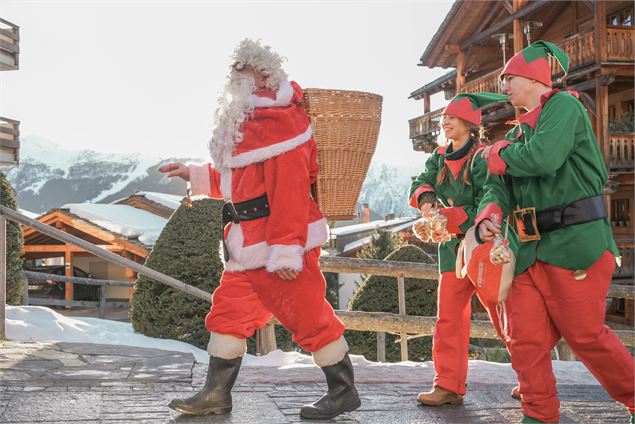 Le Père Noël et ses lutins dans les rues de Verbier