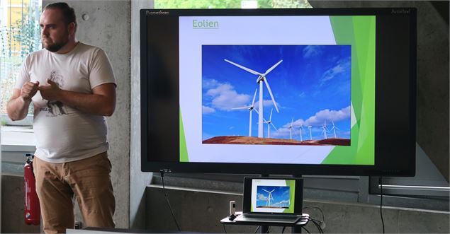 Un médiateur expliquant l'éolien - La Turbine sciences