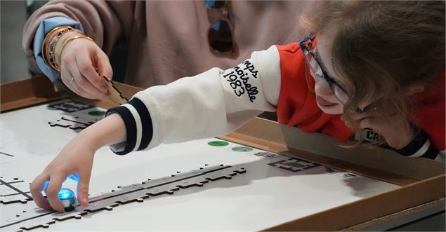 une petite fille programme Ozobot - La Turbine sciences
