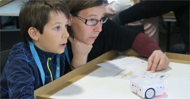 Un ado avec sa mère entrain de tester leur programme - La Turbine sciences