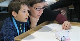 Un ado avec sa mère entrain de tester leur programme - La Turbine sciences