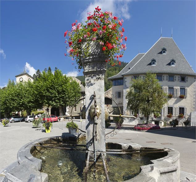 Mairie de Samoëns depuis la fontaine - Christian Martelet