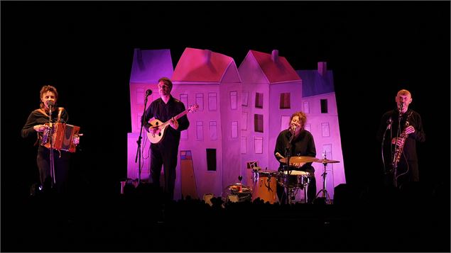 Un Chat Dans La Ville_Annecy - Sébastien Largevol