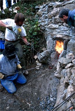 "La coulée" Animation de reconstitution dans le parc métallurgique du Grand Filon_Saint-Georges-d'Hu