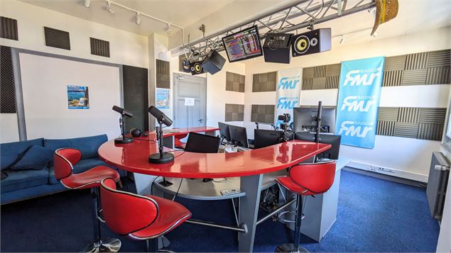 Com' les pros - Visite des studios de Radio FMR_Rumilly