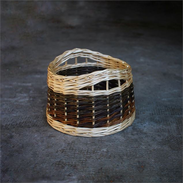 Atelier Vannerie Création d’un petit panier rond avec passe-droits._Novalaise