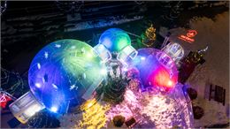 Vue aérienne des 3 bulles en 2024, éclairées en bleu, rose et VERT. - OTHMV