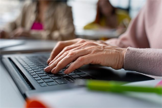 Declicc séniors : ateliers informatique_Saint-Etienne-de-Cuines - freepik