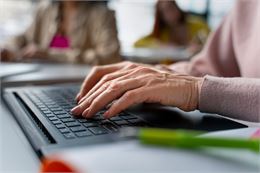 Declicc séniors : ateliers informatique_Saint-Etienne-de-Cuines - freepik