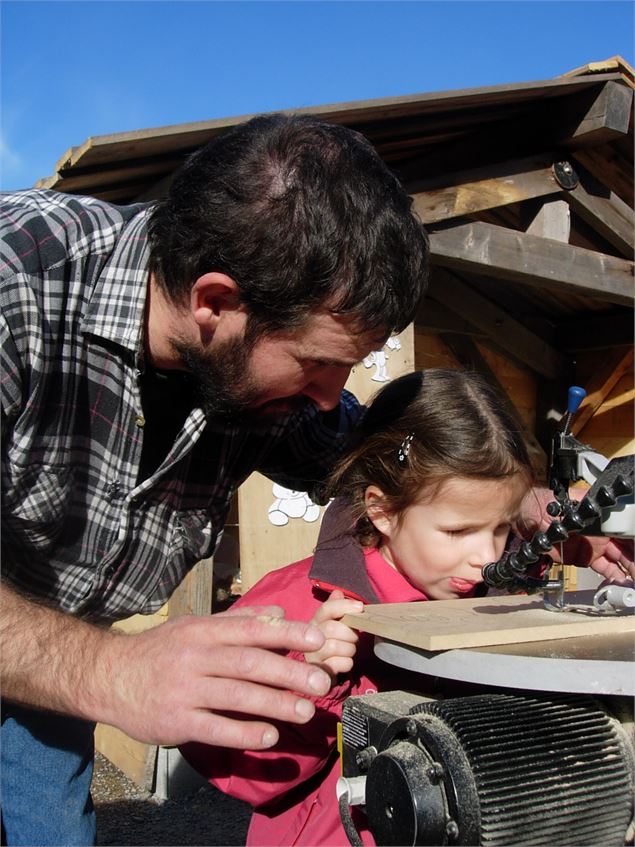 Atelier menuiserie avec les Bambins des bois et jeux en bois géants_Morzine