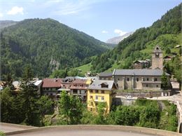 Vue du village de Flumet, son église, ses maisons suspendues depuis la route de la Germandière. Mass