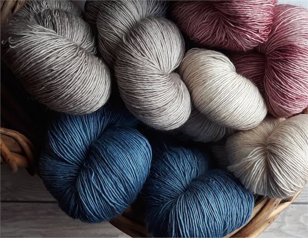 Corbeille de laine avec plusieurs couleurs - Canva