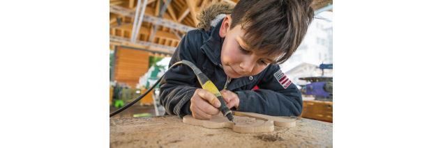 enfant qui travaille le bois - Le Grand Bornand