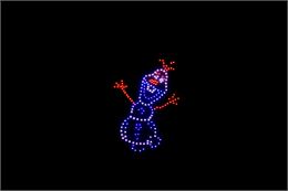 Spectacle de drones nocturne sur fond noir. Les points lumineux bleus, blancs et rouges dessinent le