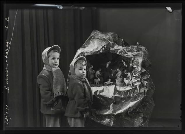 Enfants posant devant une crèche dans le studio du photographe, Joseph Lançon, 1952 - Solenne Paul -