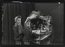 Enfants posant devant une crèche dans le studio du photographe, Joseph Lançon, 1952 - Solenne Paul -