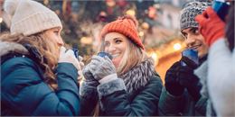 Personnes buvant un chocolat chaud - OT Flaine