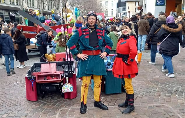 Les 2 artistes dans la foule - Hugo Mansoux