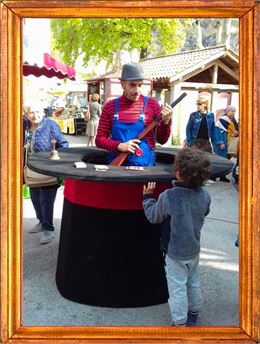 Comédien dans un chapeau géant - Régis Bonnargent