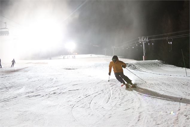 Un skieur sur la piste éclairée - OTHMV