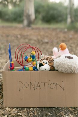 boite en carton avec jouets - freepick