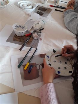 Décore ta céramique à la manière des potiers savoyards - Bertille Favre