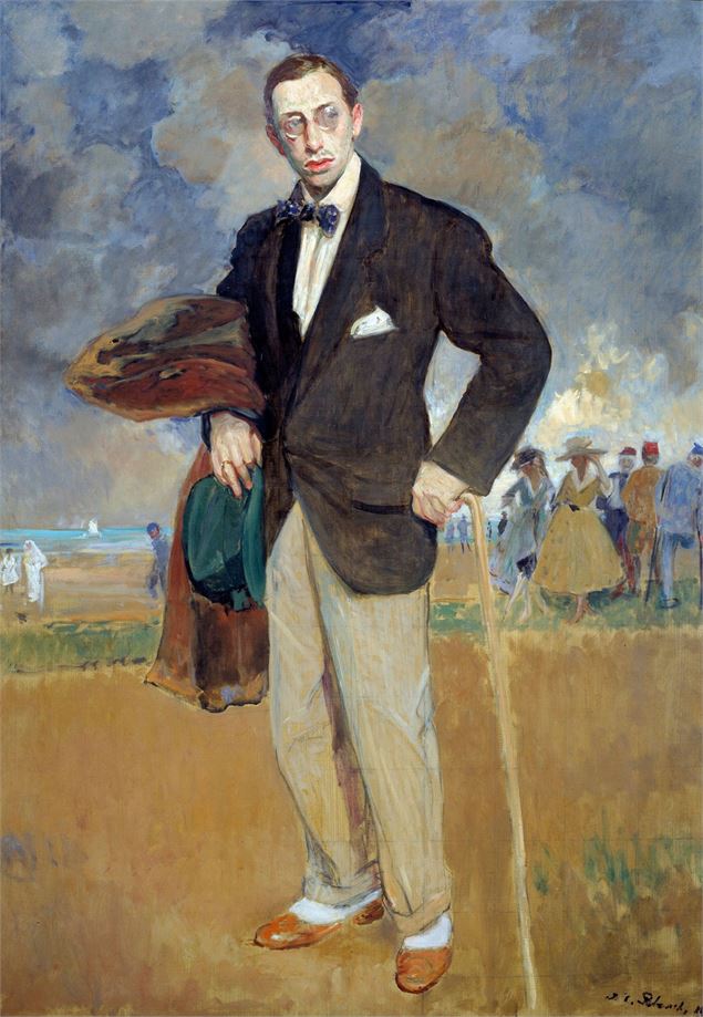 Une peinture de Stravinsky se tenant debout. Il a sa canne dans la main gauche et la veste sous le b