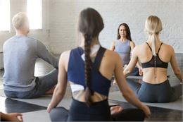 Séance de yoga | Yoga Versant du Soleil_Aime-la-Plagne - Image by freepik