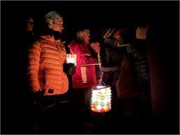 Groupe de promeneurs aux lampions - OTICoeurdemaurienne