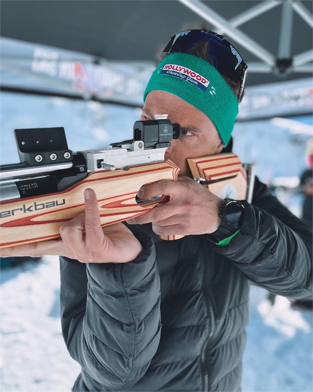 Personne tirant à la carabine au biathlon - Léna Arnaud