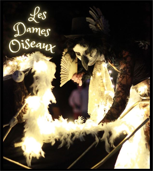 personnage déguisé en oiseau - l'éxode des mirages