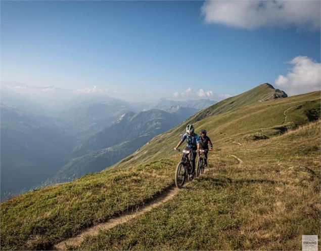 2 vélos enduro sur un sommet - Seythenex Racine Team