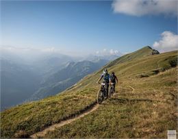 2 vélos enduro sur un sommet - Seythenex Racine Team