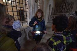 visite à la lampe torche à l'abbaye d'Ambronay pour Halloween - © Bertrand Pichène