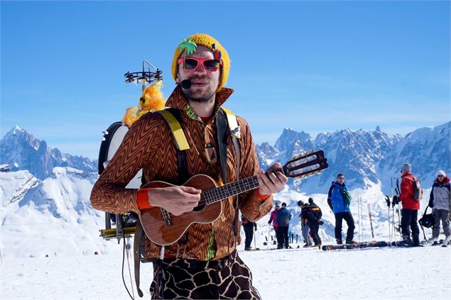 M. Girafe devant le Mont blanc - OT Flaine