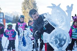 Les sculptures sur Glace prennent forme à Méribel sous les yeux des spectateurs.