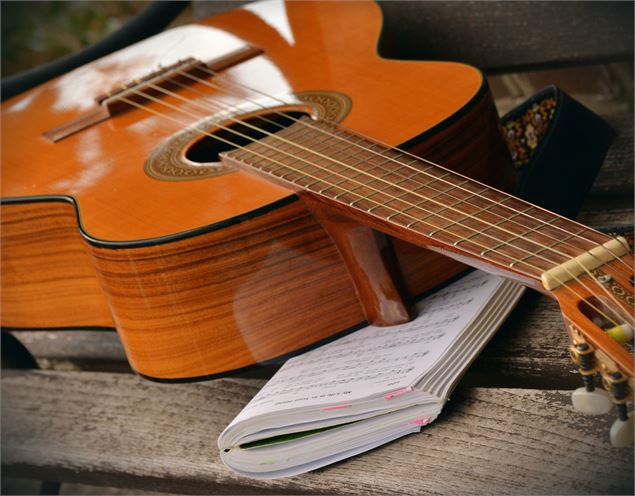 guitare sur un banc - pixabay congerdesign