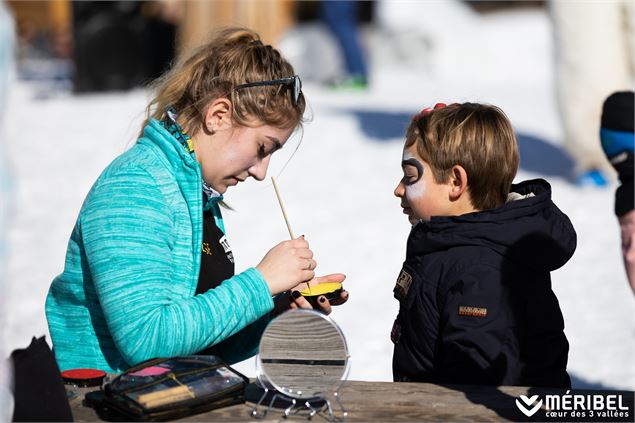 Un garçon au maquillage sur le village des Inuits - Méribel Tourisme - Sylvain Aymoz
