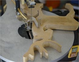 scie avec un morceau de bois en forme de renne - Pixabay beauty_of_nature