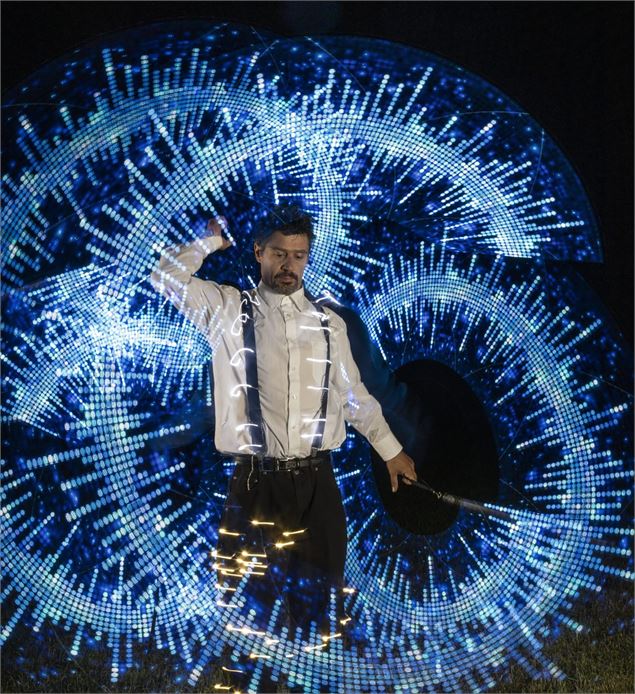 Spectacle de jonglerie lumineux - antony_dcophoto